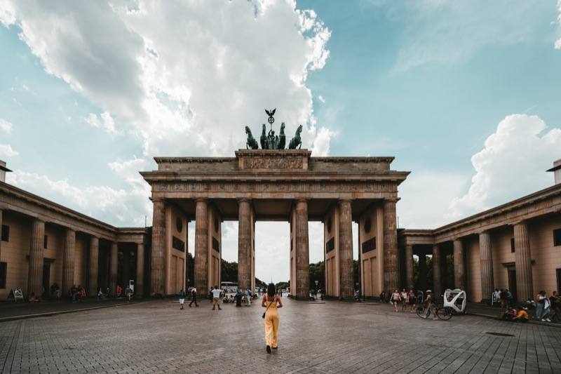Person vor dem Brandenburger Tor in Berlin