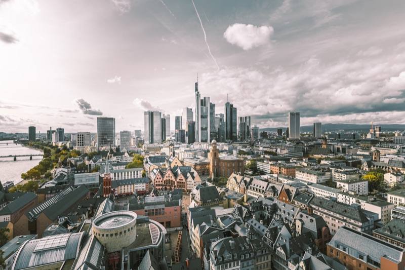 Frankfurter Skyline über den Dächern der Altstadt