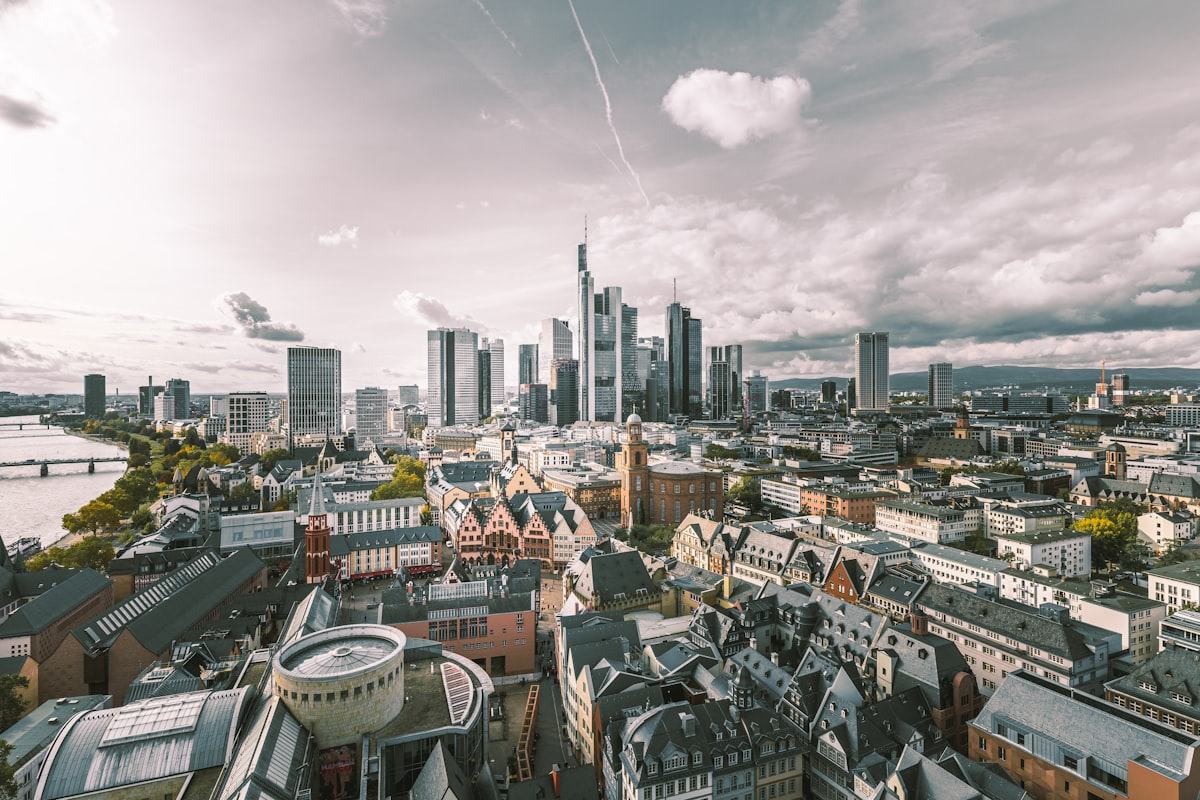 Frankfurter Skyline über den Dächern der Altstadt