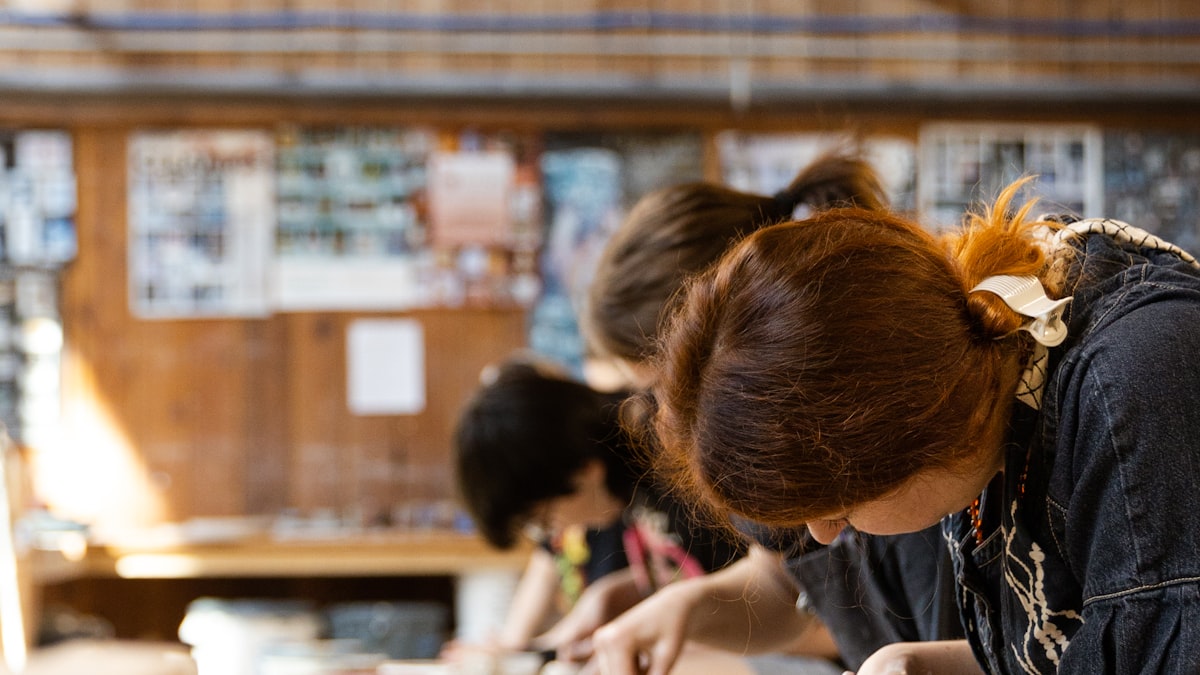 Menschen arbeiten nebeneinander in einem Kreativ-Workshop
