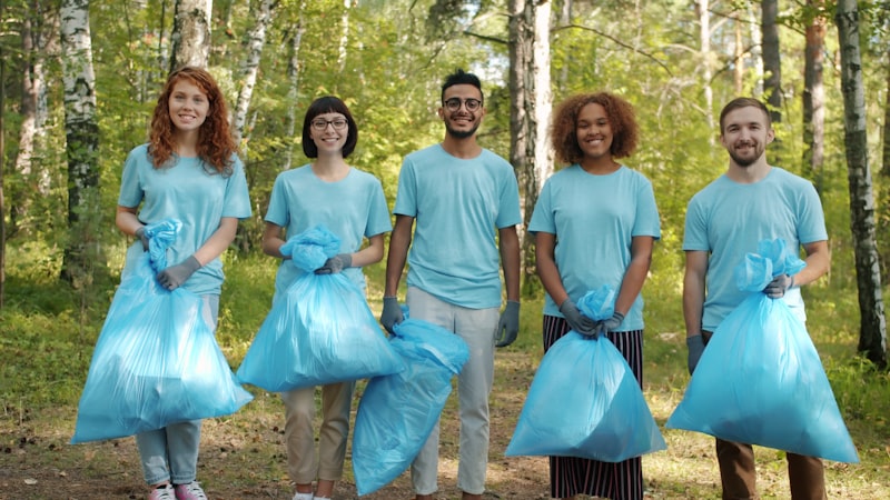 Gruppe von Freiwilligen sammelt gemeinsam Müll im Wald