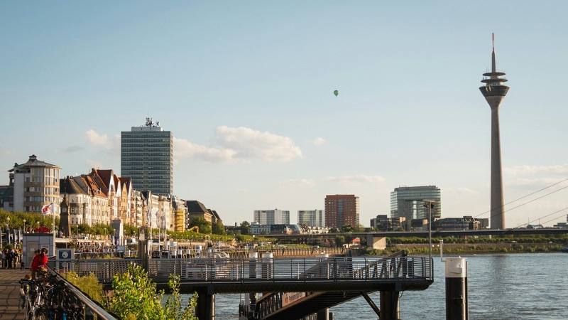 Der Rhein in Düsseldorf mit Rheinturm und Uferpromenade