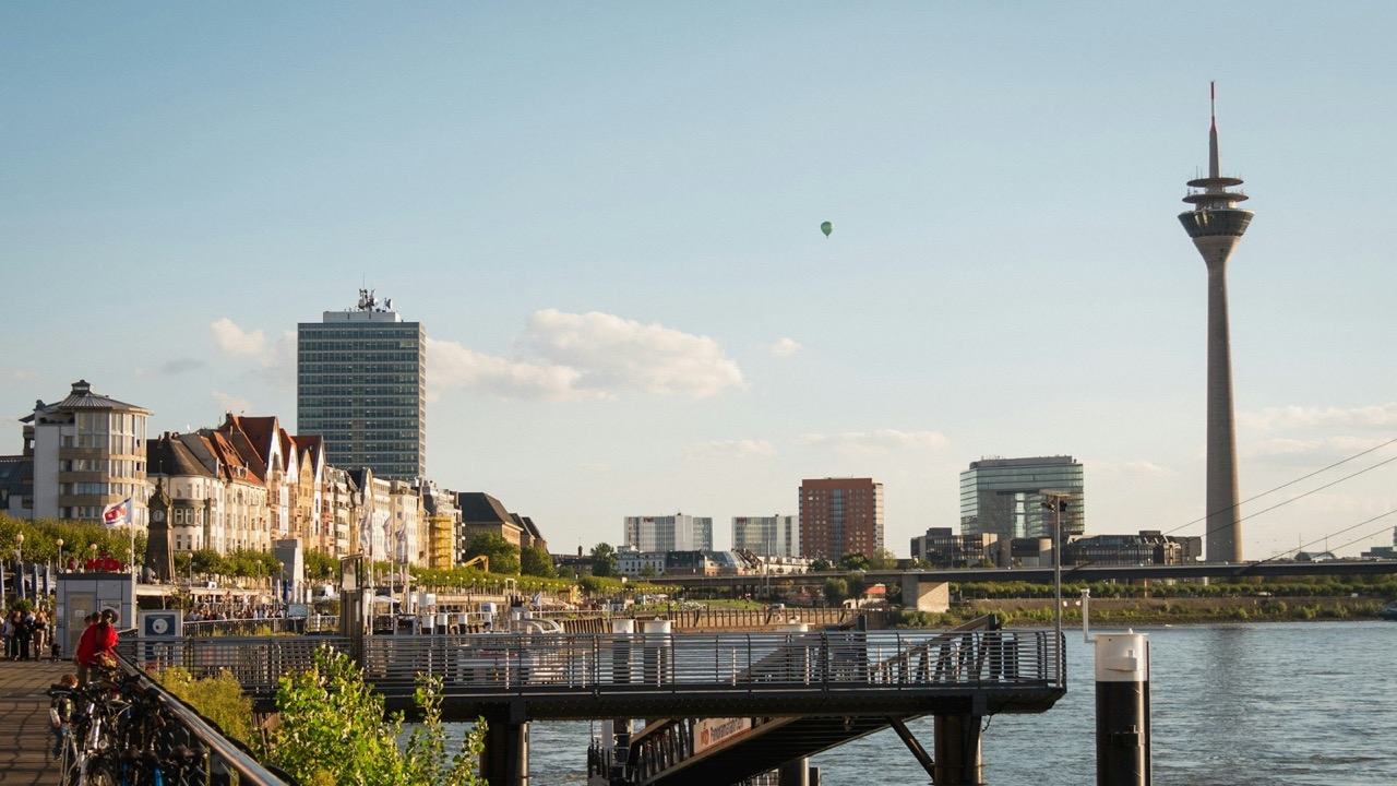 Der Rhein in Düsseldorf mit Rheinturm und Uferpromenade