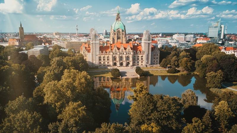 Das Neue Rathaus Hannover mit Spiegelung im Maschteich