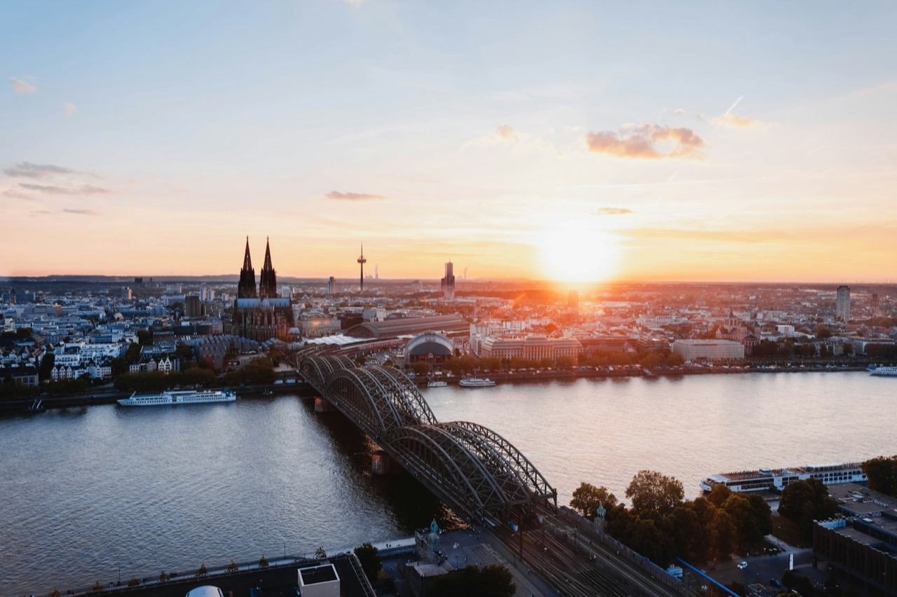 Kölns Skyline bei Sonnenuntergang mit Dom und Hohenzollernbrücke