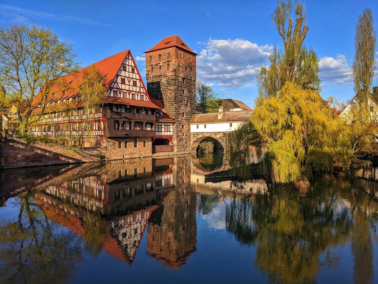 Der Henkersteg über der Pegnitz in Nürnbergs Altstadt
