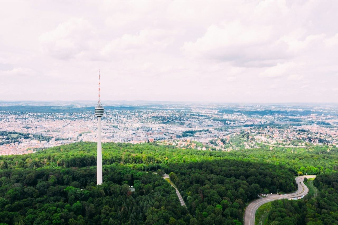 Der Stuttgarter Fernsehturm über den bewaldeten Hängen der Stadt